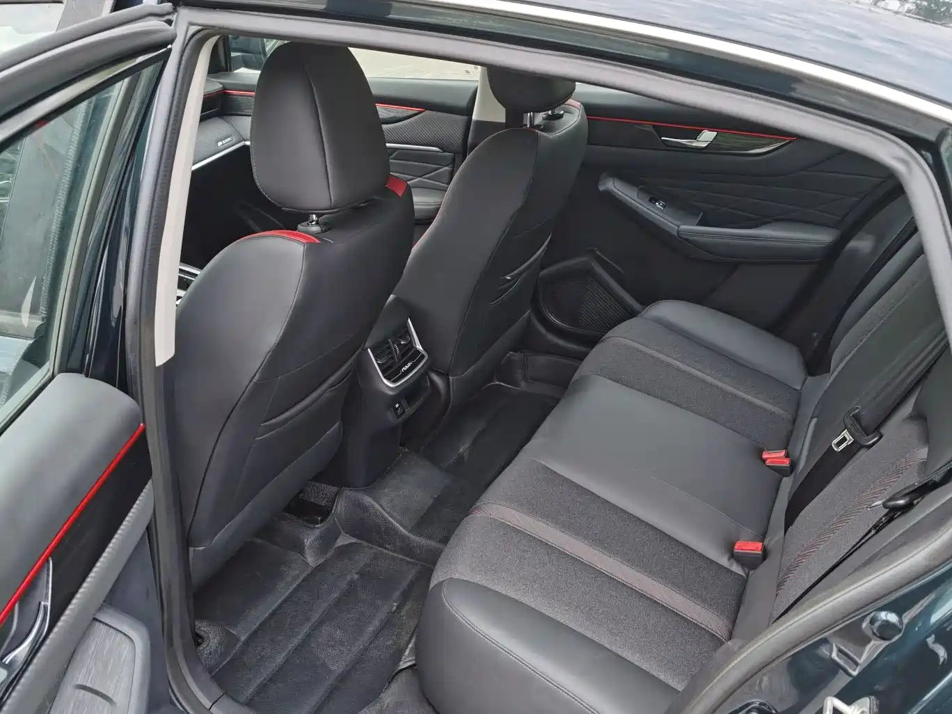 DONGFENG YI HYUN MAX