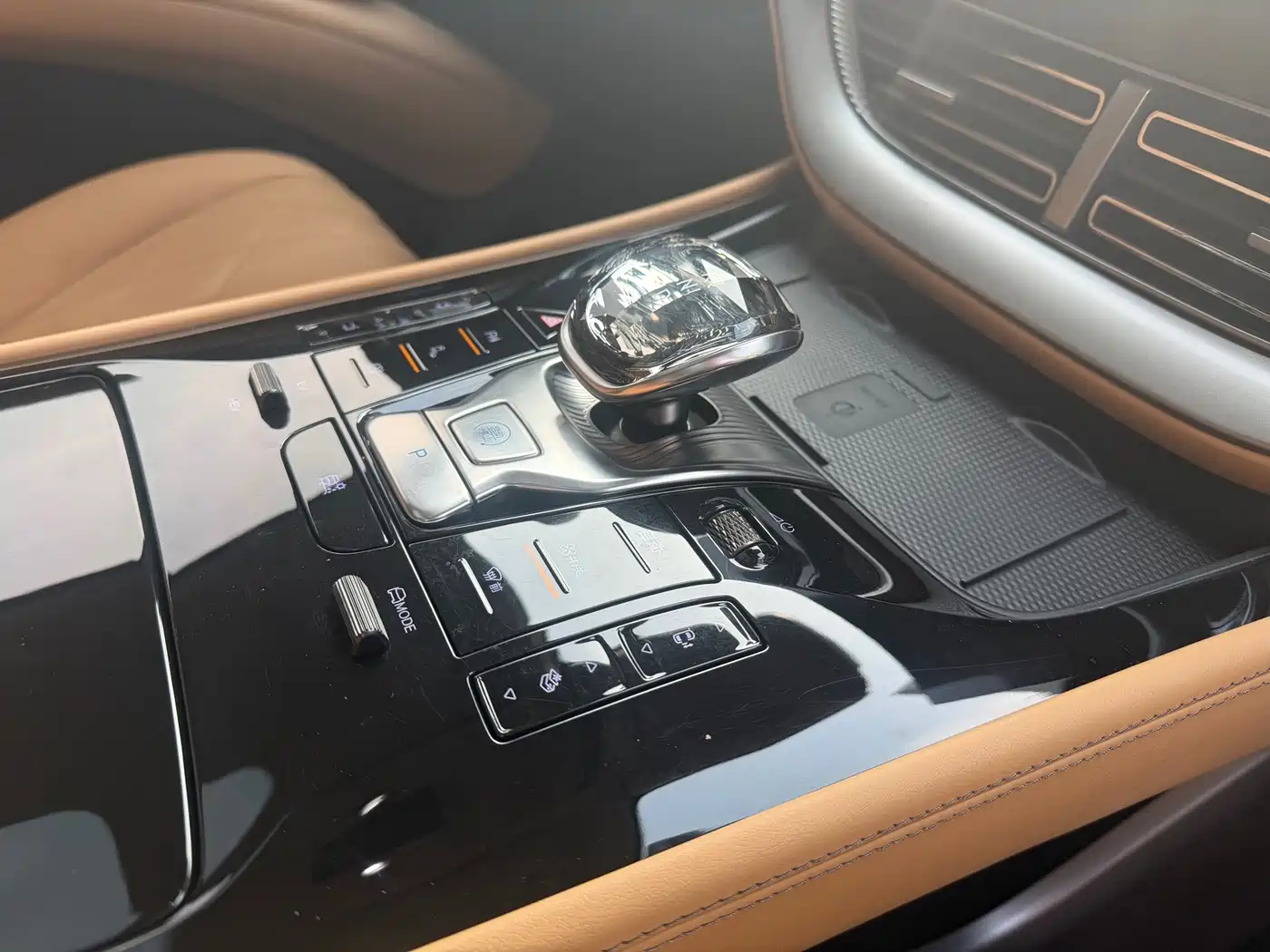 Denza D9 2024 DM-i 980 AWD Prestige фото 18
