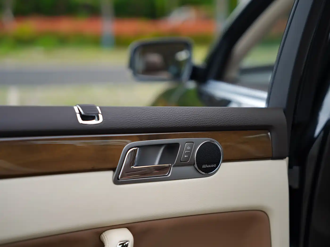 Volkswagen Phaeton 2012 3.0L Elite Custom фото 25