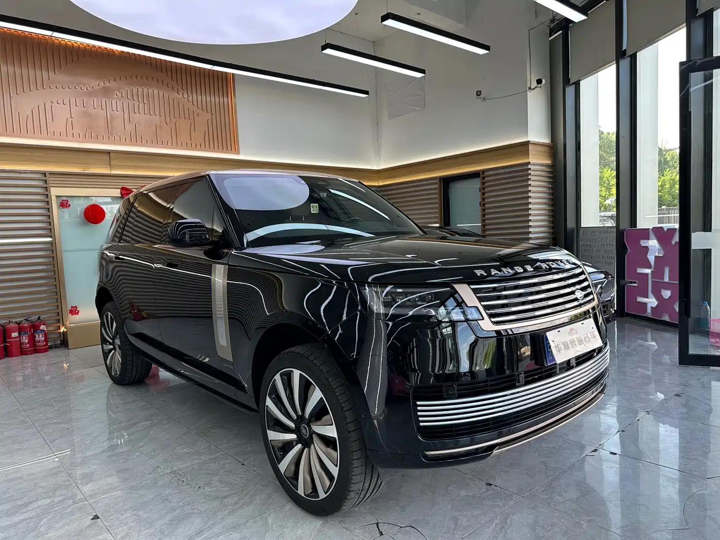 Land Rover Range Rover 2025 3.0 L6 400PS Flourishing Era Extended Wheelbase фото 3