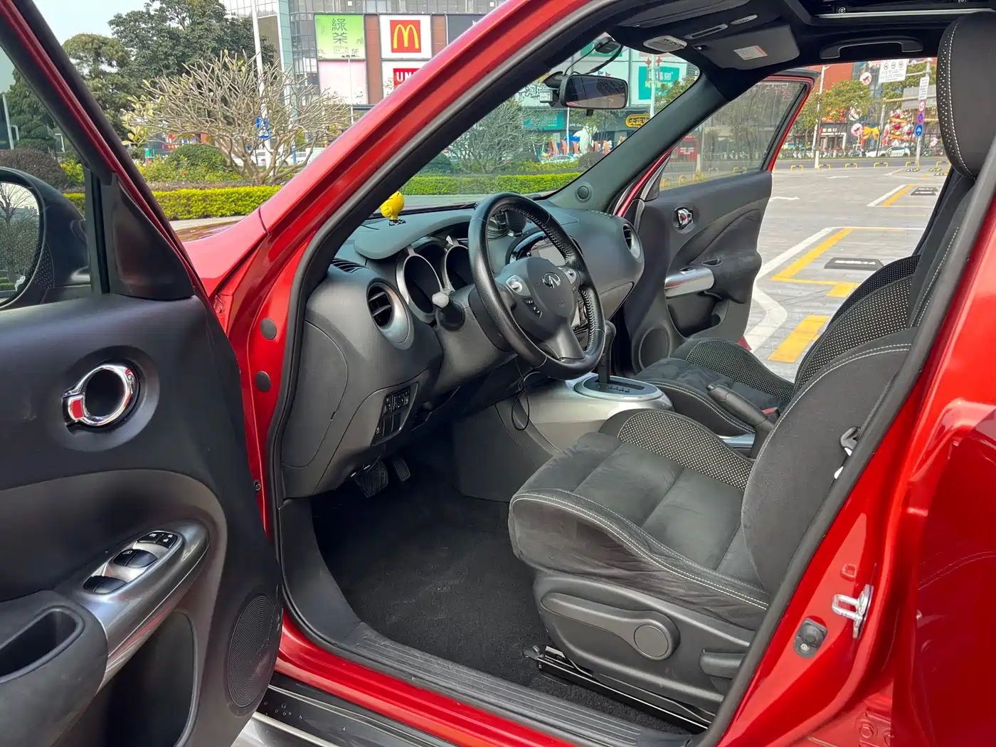 Photo 8 - Infiniti ESQ