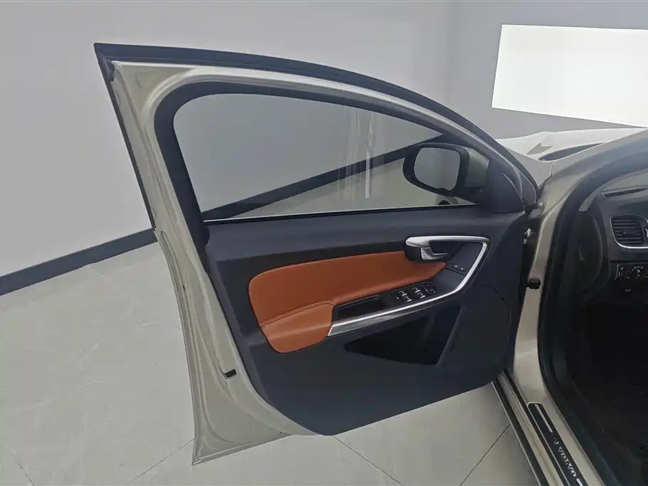 Фото 7 - Volvo S60