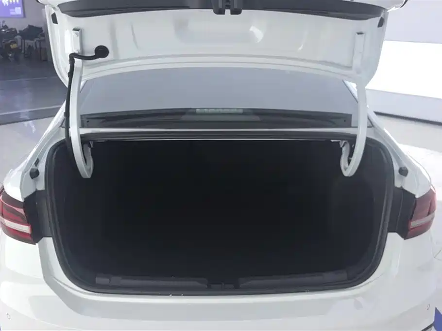 Volkswagen Lavida 2024 Model 1.5L Automatic 5 Million Edition фото 4