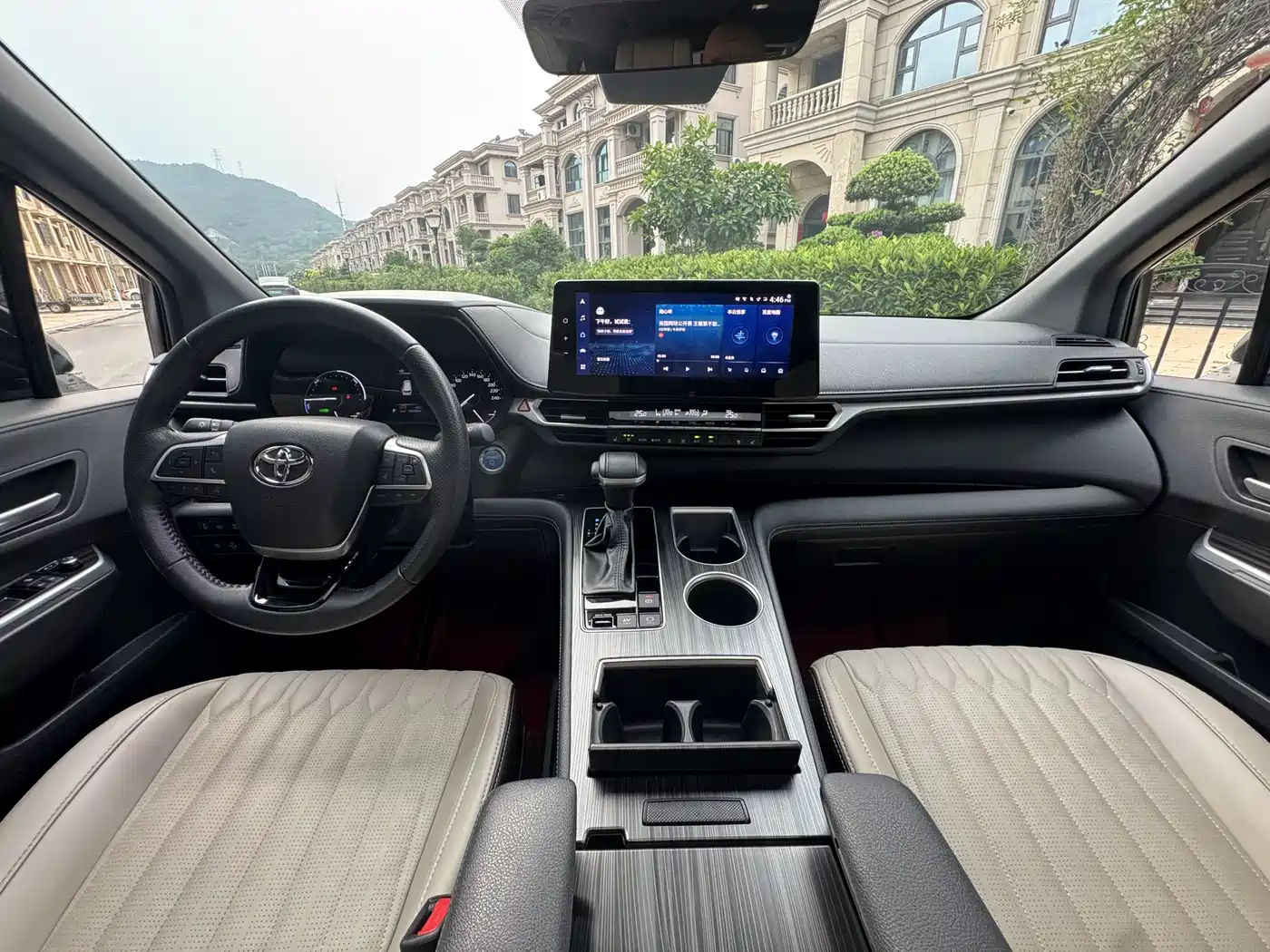 Toyota Sienna 2023 2.5L Hybrid Premium Edition фото 6