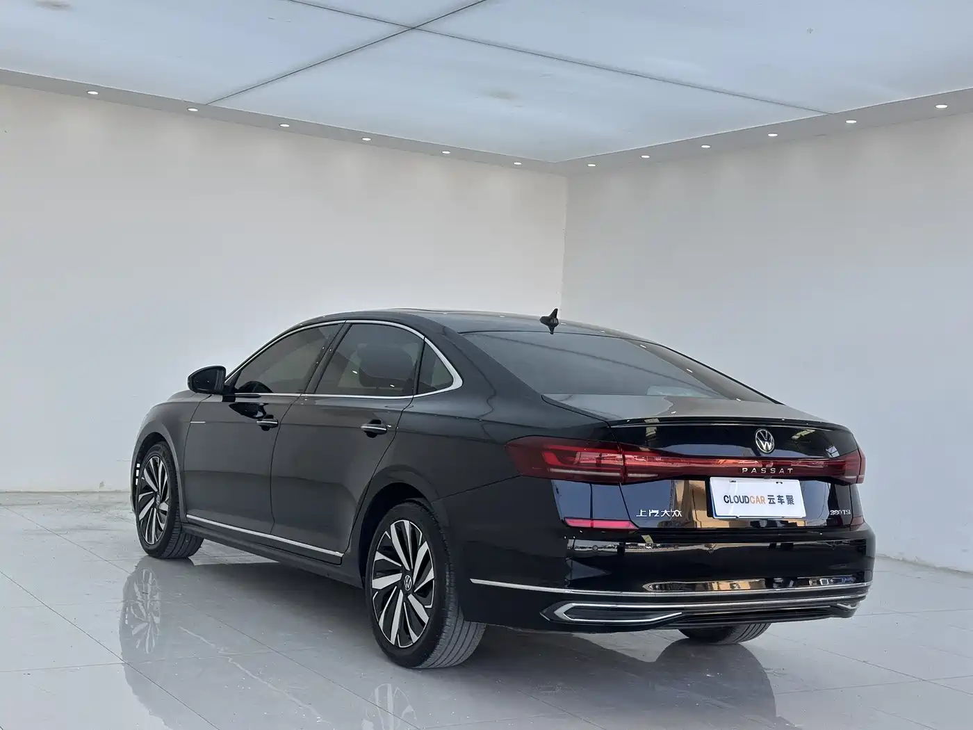 Volkswagen Passat 2024 380TSI Luxury фото 5