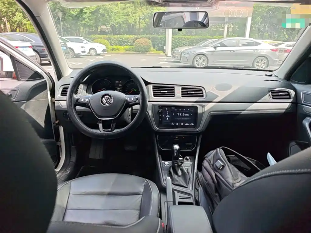 Volkswagen Lavida 2017 1.6L Automatic Comfort Edition фото 16
