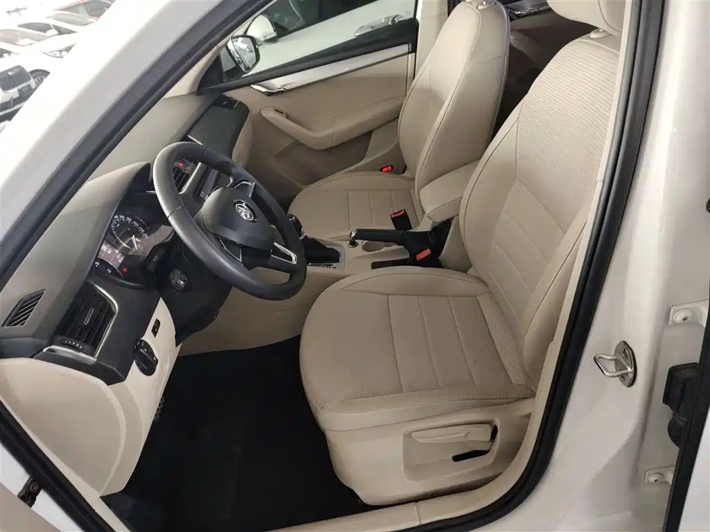 Škoda Octavia 2017 1.6L Automatic Pioneer Edition фото 15