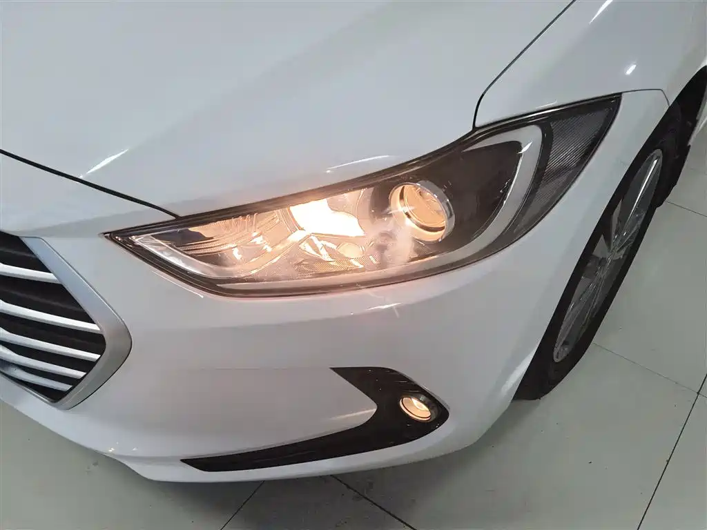 Hyundai Elantra 2016 1.6L Manual Smart & Vibrant Model фото 18