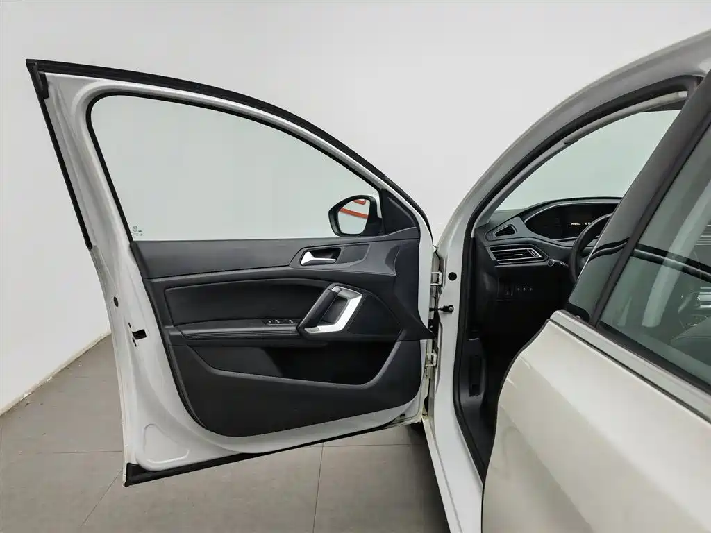 Peugeot 308 2018 1.6L Auto Luxury Edition фото 8