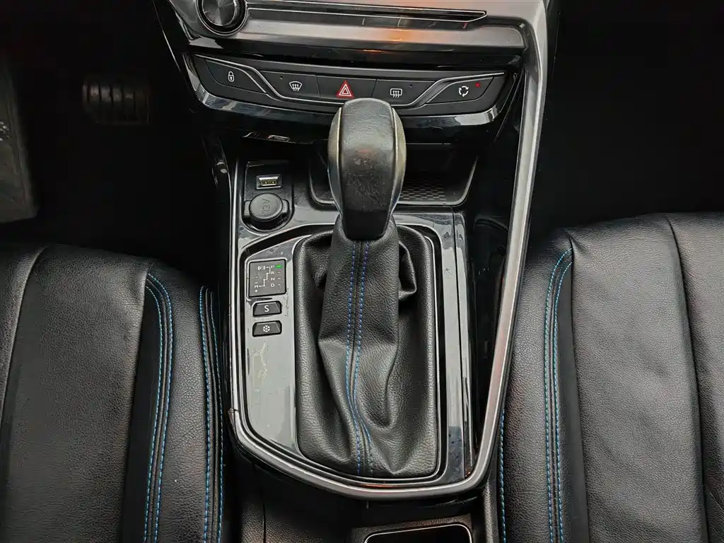 Peugeot 308 2018 1.6L Auto Luxury Edition фото 13