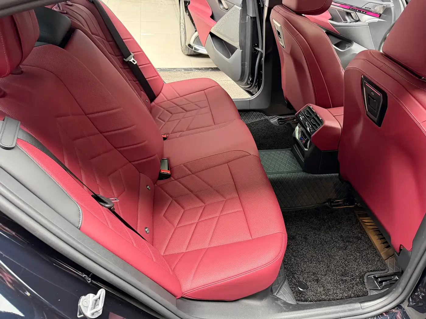 BMW 5 Series 2025 530Li Leading M Sport Package фото 21