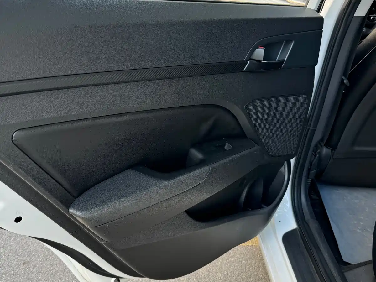 Hyundai Elantra 2018 1.6L Automatic 15th Anniversary Special Edition фото 7