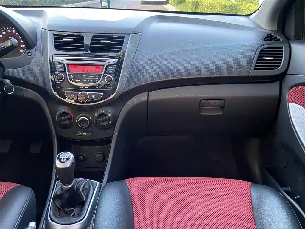 Hyundai Reina 2014 1.4L Manual GLX фото 9