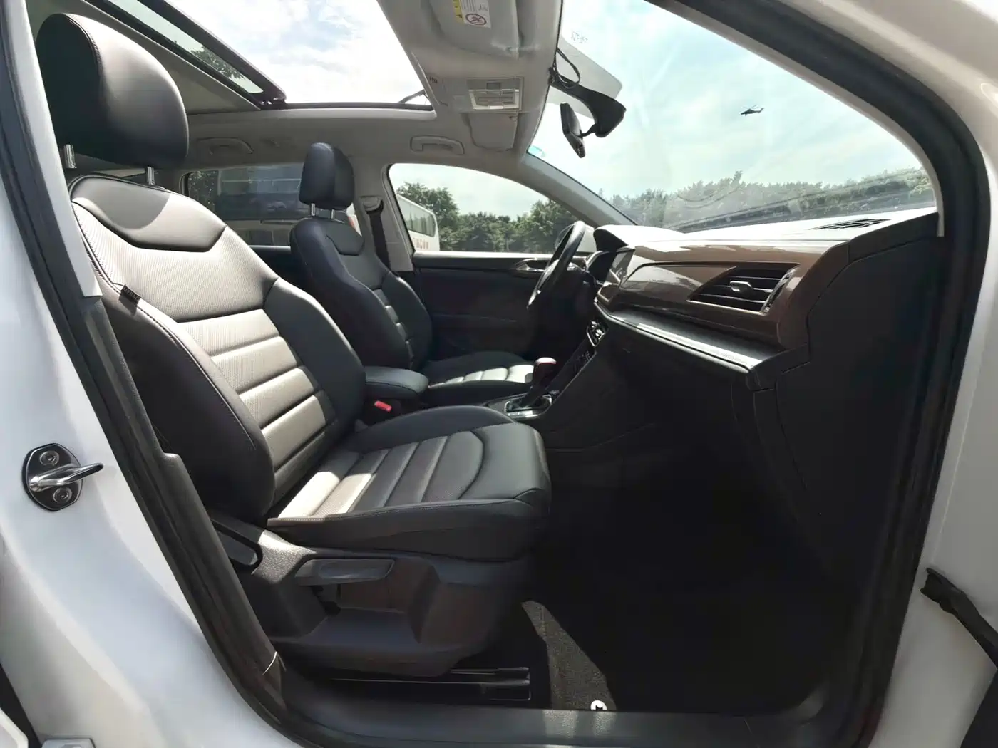 Volkswagen Tharu 2022 280TSI FWD Luxury Edition фото 22