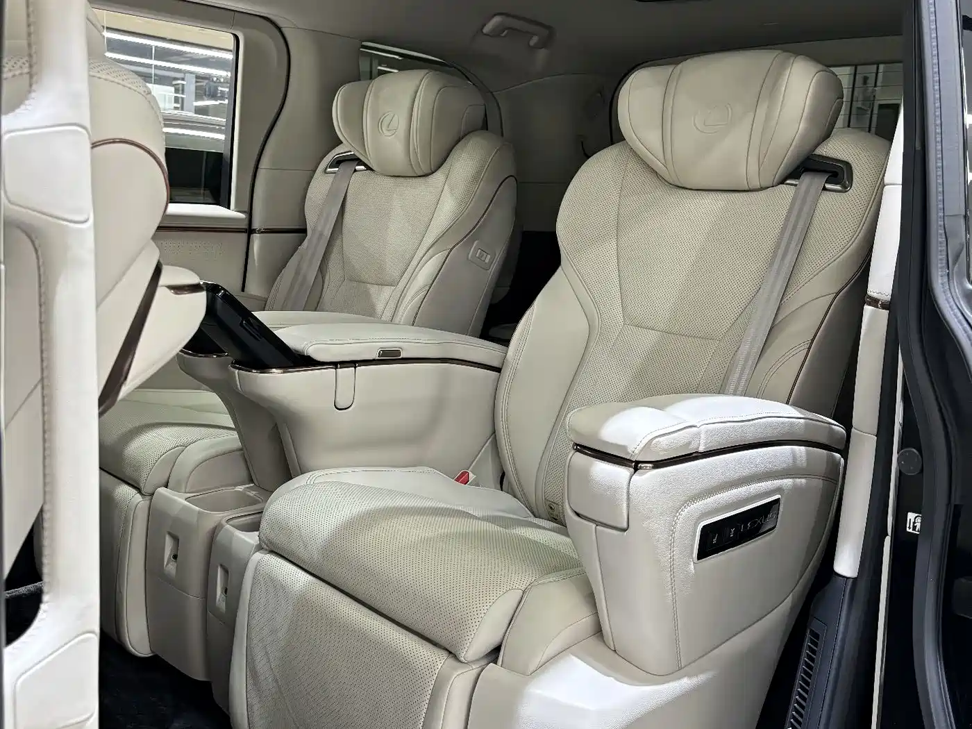 Lexus LM 2026 2023 500h 6-Seater Prestige Edition
