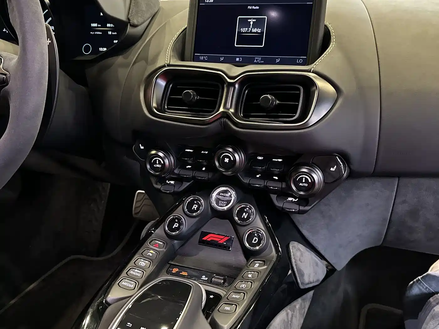 ASTON MARTIN V8 VANTAGE