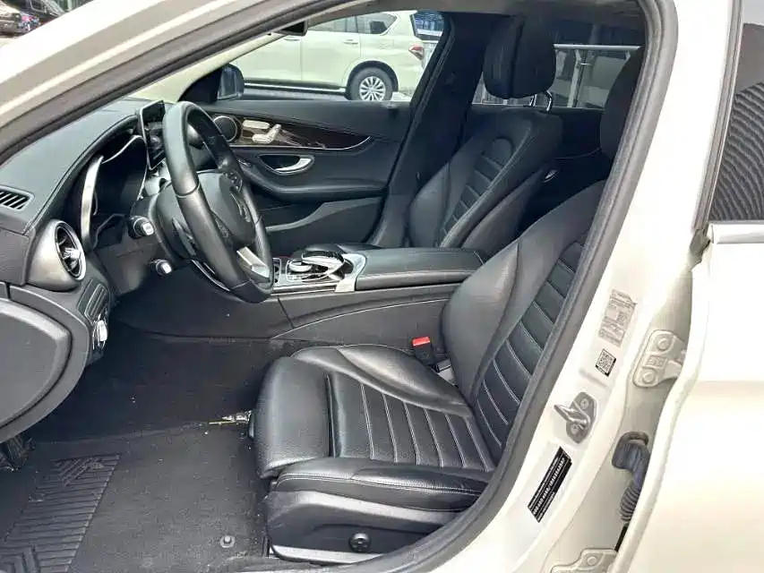 صورة 4 - Mercedes-Benz C-Class