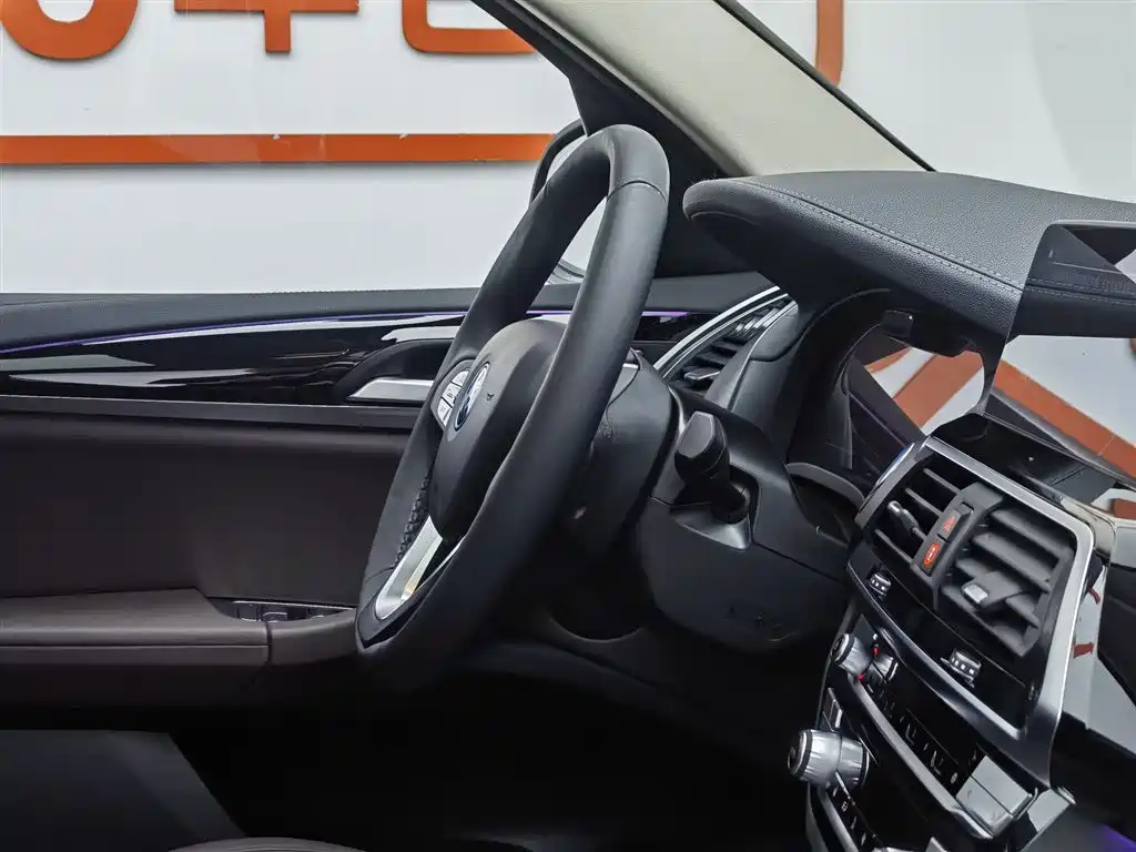 BMW iX3 2021 Leading фото 22