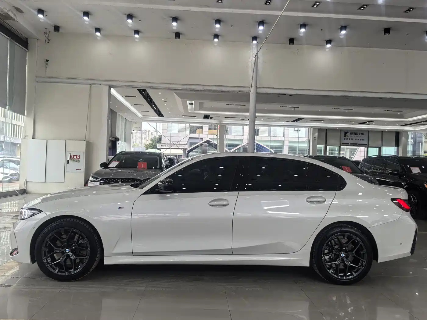 BMW 3 Series 2025 330Li M Sport Night Edition фото 7