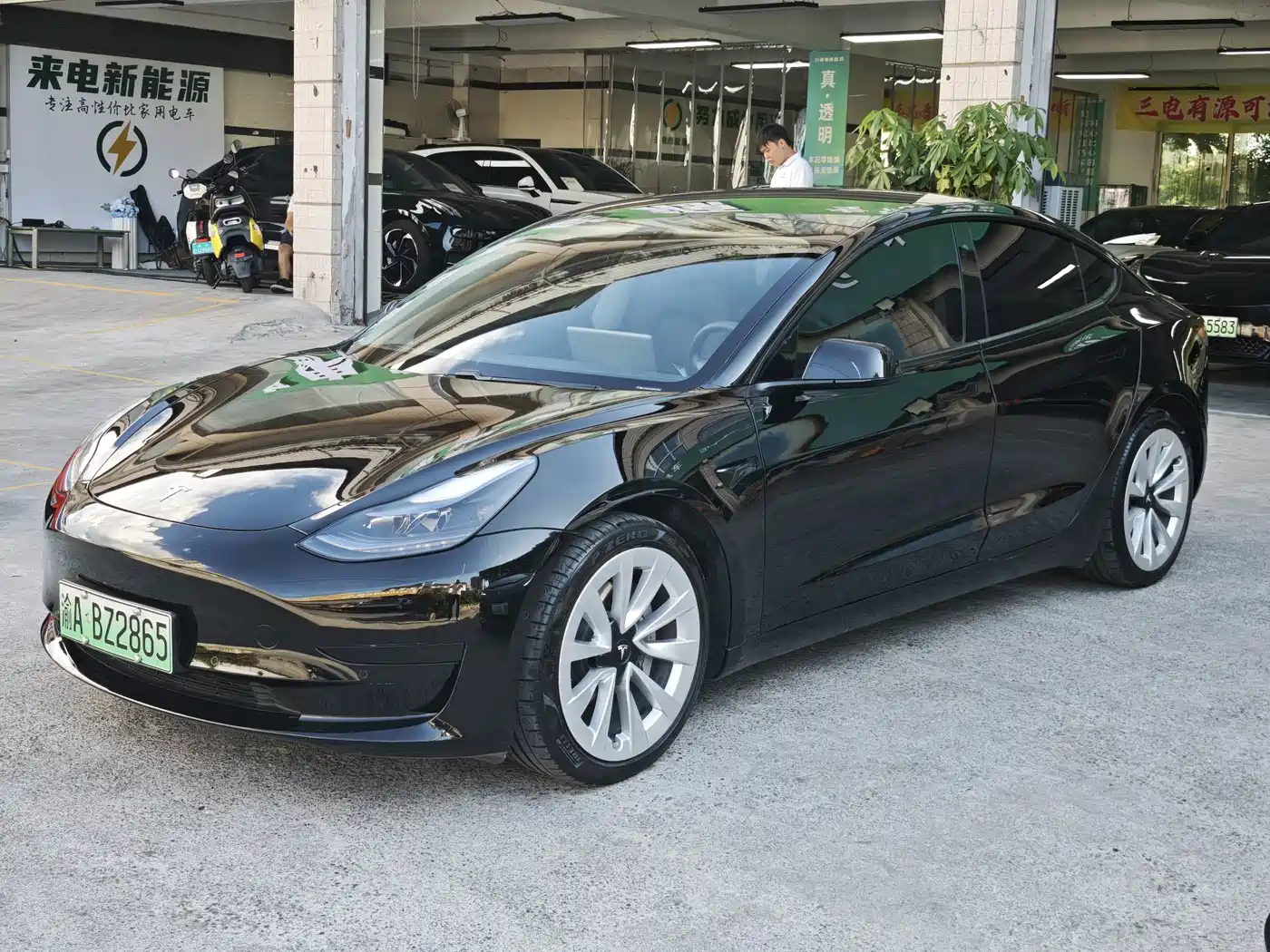 Фото 1 - Tesla Model 3
