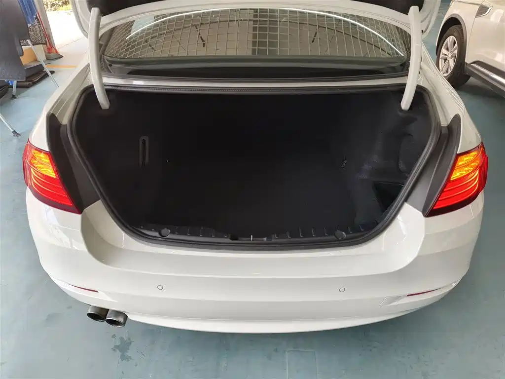 BMW 5 Series 2017 528Li Leading Edition фото 15