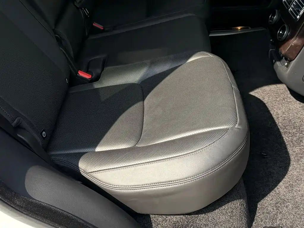 Land Rover Range Rover 2020 3.0 L6 Heritage Extended Edition фото 17