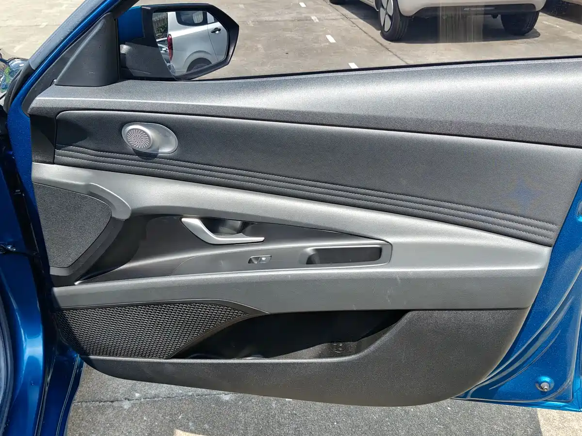 Hyundai Elantra 2021 1.5L CVT LUX Premium Edition фото 11