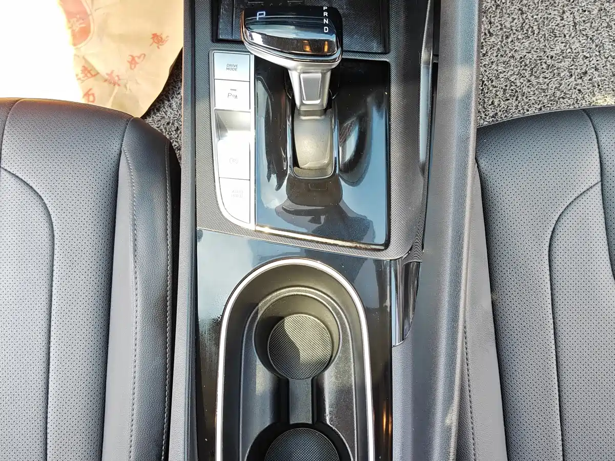 Hyundai Elantra 2021 1.5L CVT LUX Premium Edition фото 14