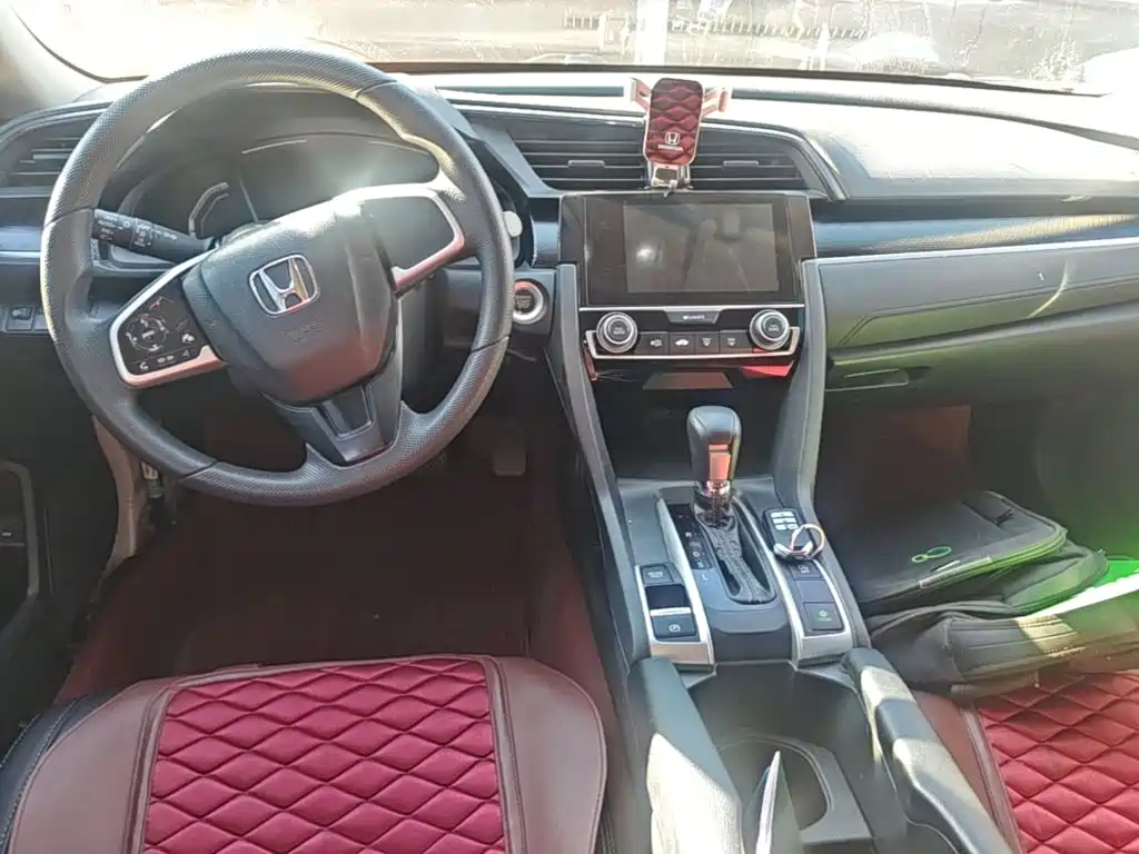 Фото 10 - Honda Civic
