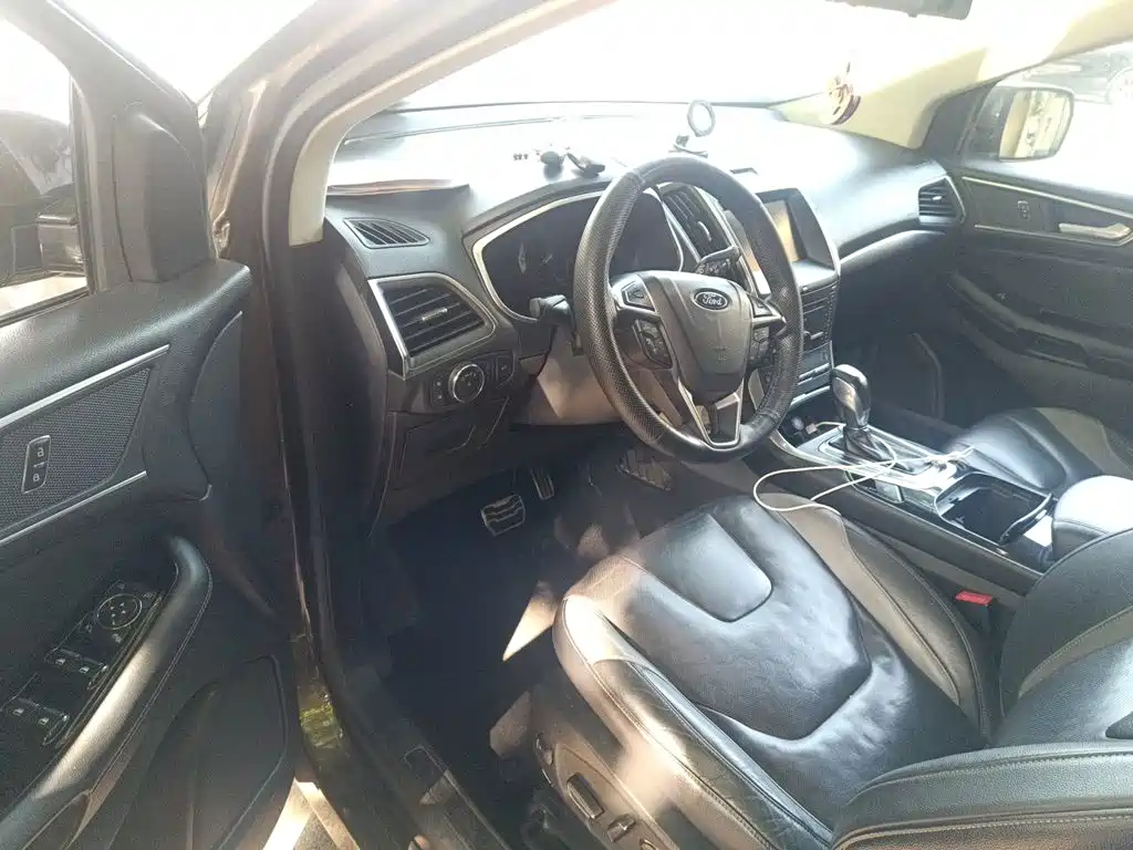 Photo 12 - Ford Edge