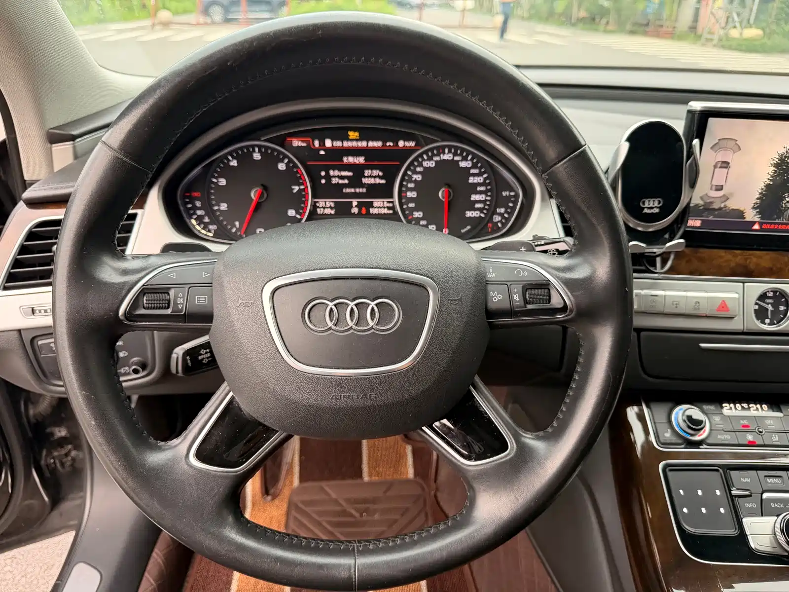 Фото 11 - Audi A8