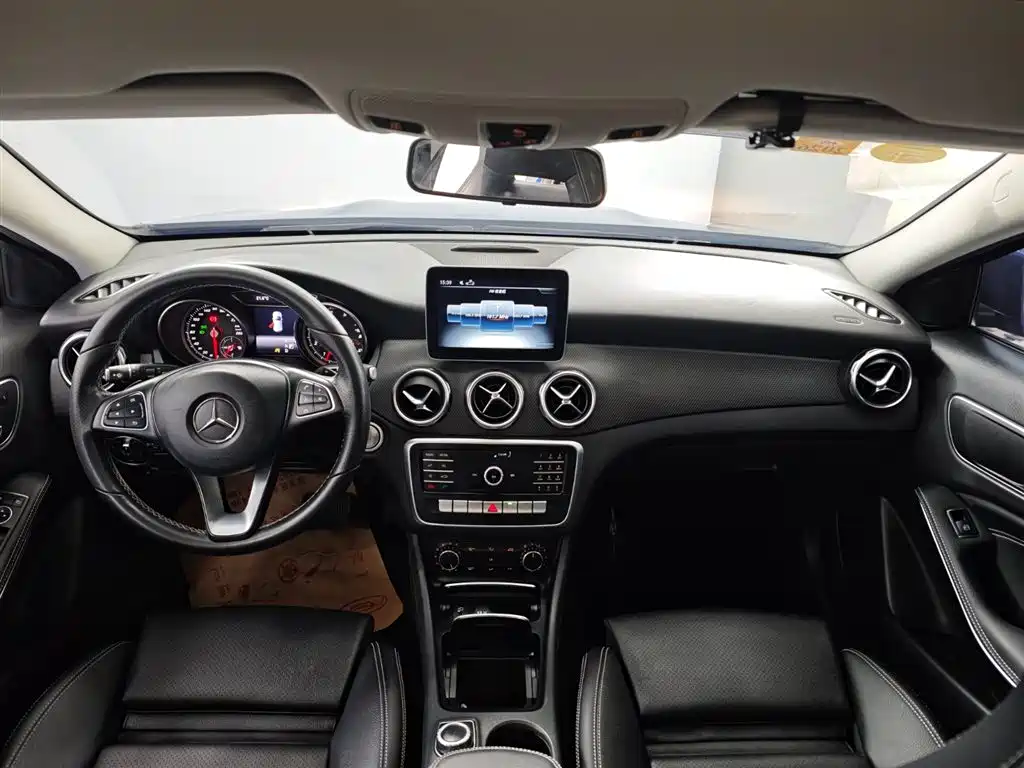 Mercedes-Benz GLA 2018 GLA 200 Dynamic фото 12