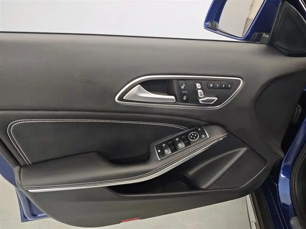 Mercedes-Benz GLA 2018 GLA 200 Dynamic фото 18