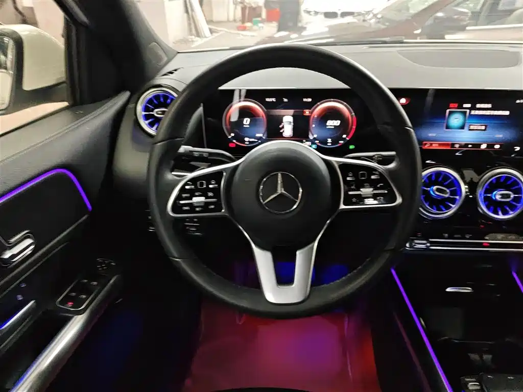MERCEDES-BENZ GLA
