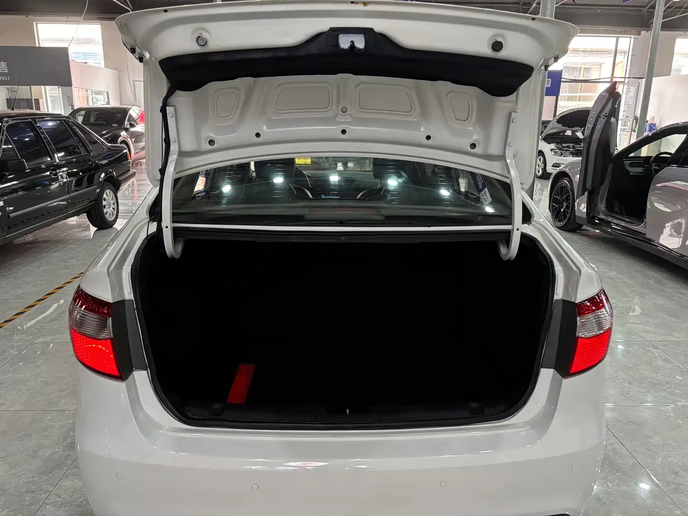 Kia K2 2012 2012 Hatchback 1.4L AT Cool Commemorative Edition
