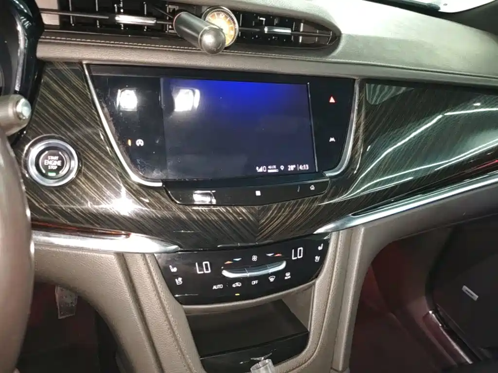 Фото 13 - Cadillac XT6