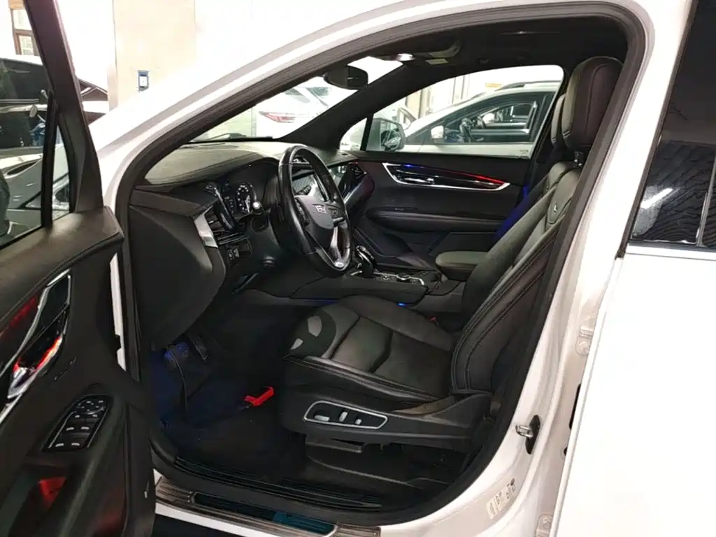 Фото 16 - Cadillac XT6