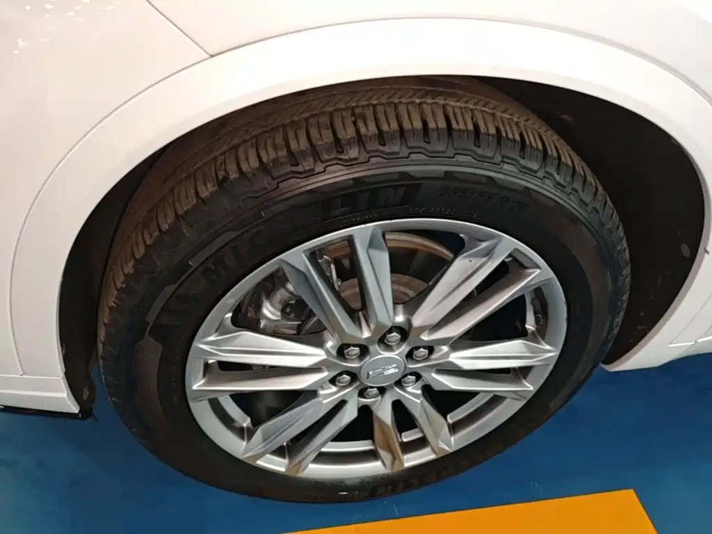 Фото 23 - Cadillac XT6
