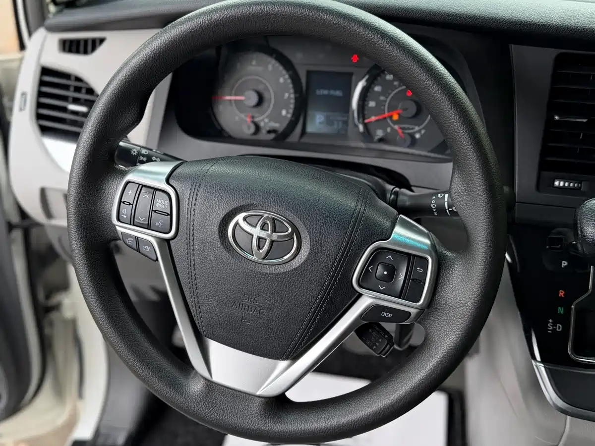 Photo 27 - Toyota Sienna