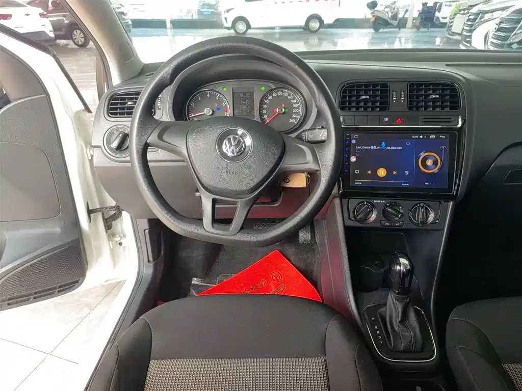 Volkswagen Polo 2016 1.4L Automatic Trend фото 11