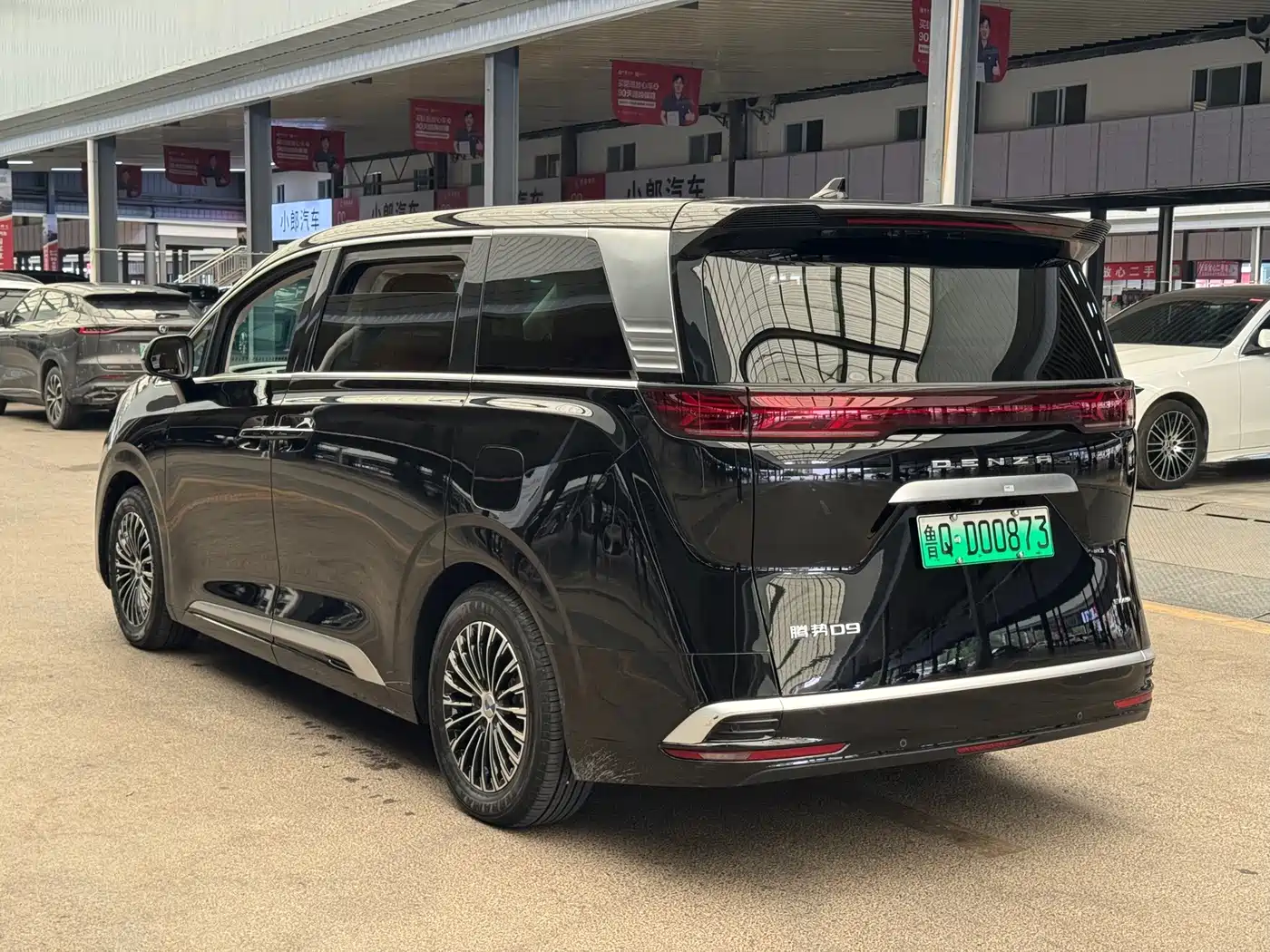 Denza D9 2023 2022 EV 600 4WD Prestige Model