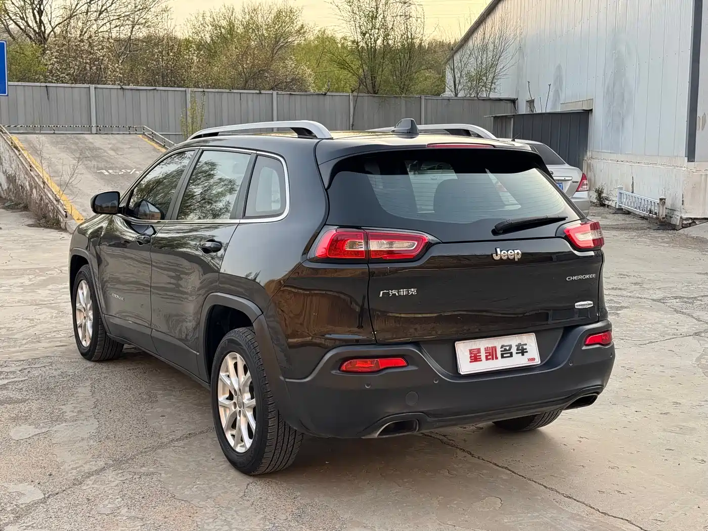 Фото 4 - Jeep Cherokee