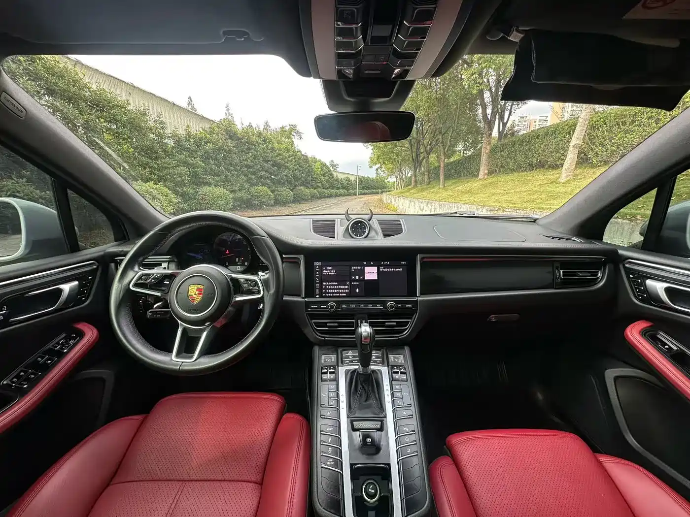 PORSCHE MACAN