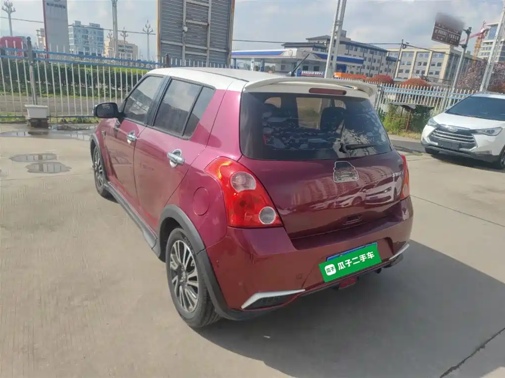 Photo 5 - Suzuki Swift
