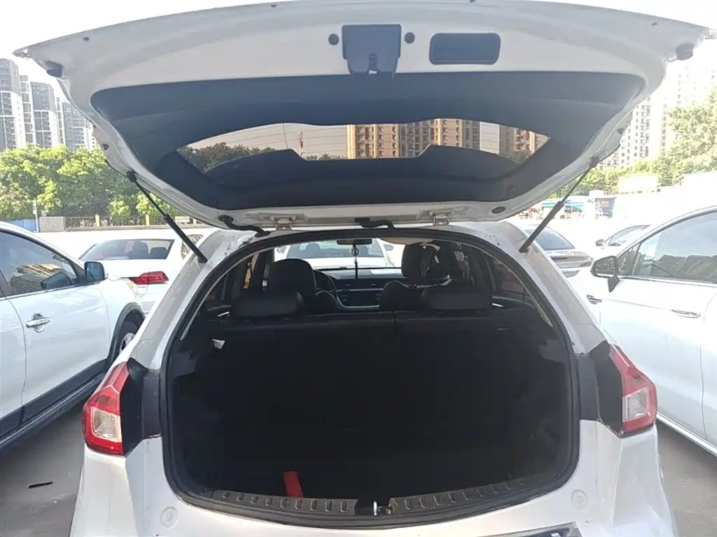 Фото 19 - Geely Vision X3