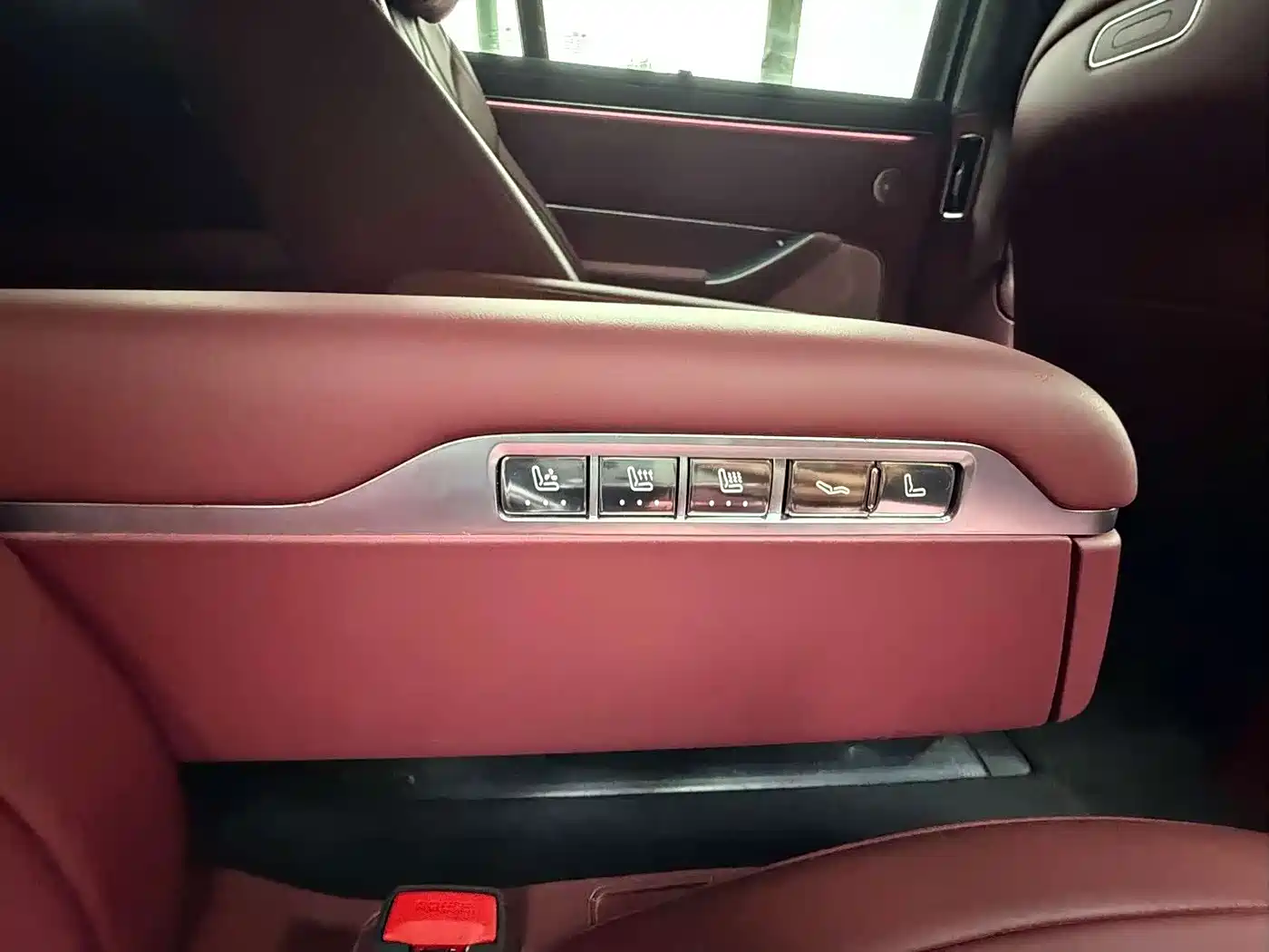 AITO Wenjie AITO M8 2025 Model Extended Range Max+ Edition 53.4kWh 6-Seater фото 8