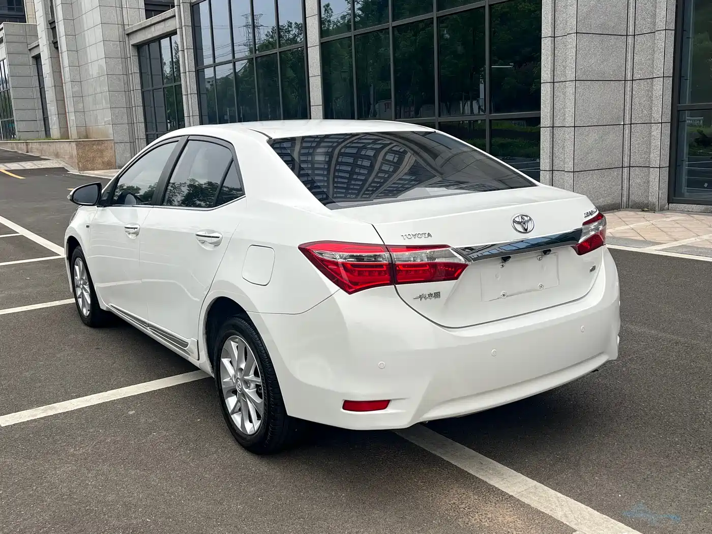 Toyota Corolla 2014 1.6L CVT GL-i Leather Edition фото 4
