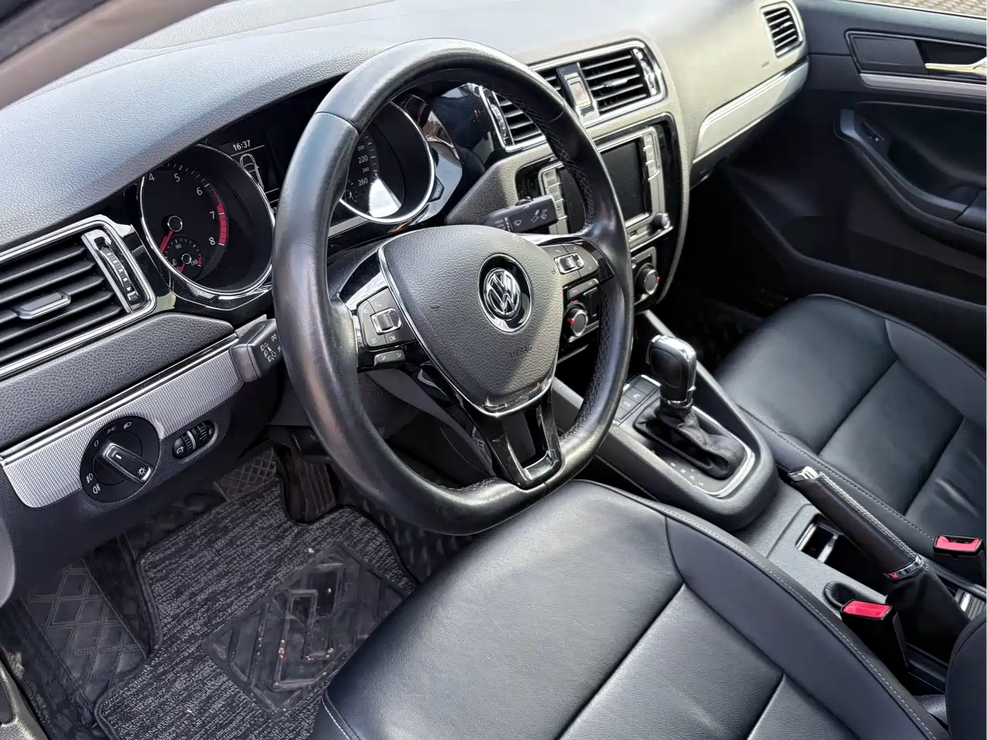 Volkswagen Sagitar 2018 280TSI DSG Spark Edition фото 12