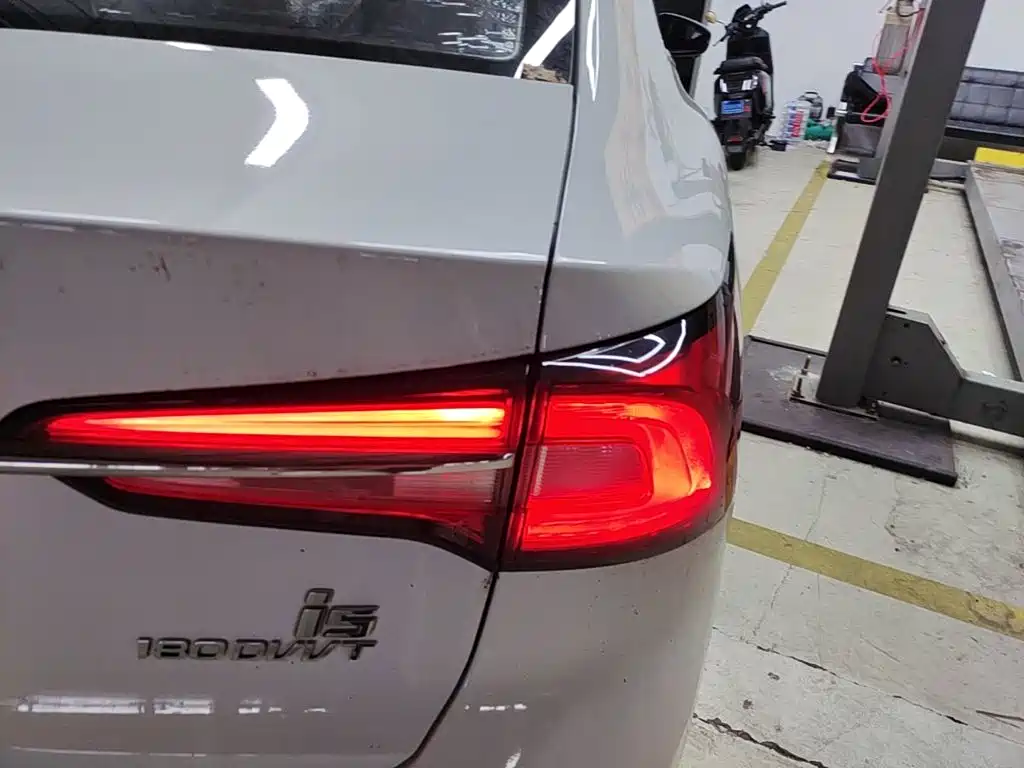 Фото 8 - Roewe i5