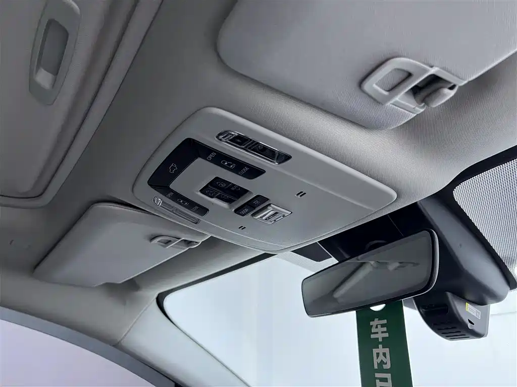 Toyota Granvia 2023 2.5L Hybrid Luxury Edition фото 23